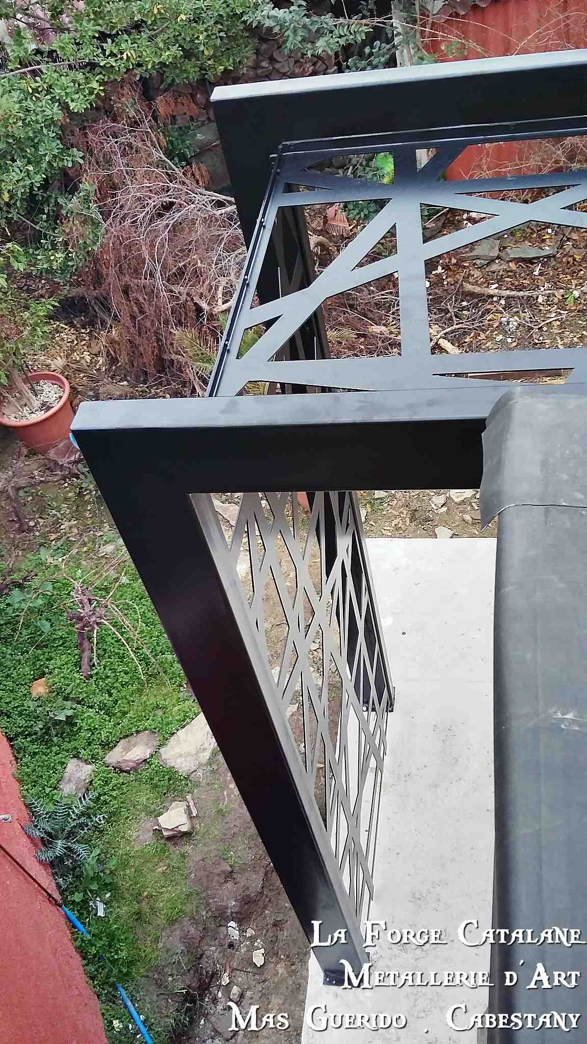 casquette decoupe laser moderne ossature tube rectangulaire 2 forge catalane.jpg